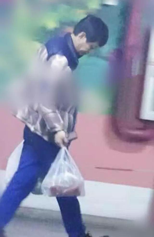 游客和司机吐槽吃了亏,感觉被哈尔滨伤害了,司机下车买糖葫芦安慰小土豆